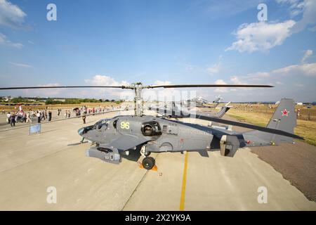 ZHUKOVSKY - 12 AGOSTO: Spettatori ed elicotteri mi in occasione del 100° anniversario dell'aeronautica militare russa il 12 agosto 2012 a Zhukovsky, regione di Mosca, Russia. Foto Stock