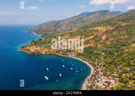 Amed, Bali: Vista aerea della baia di Jemeluk e della spiaggia di Amed, sulla costa nord-orientale di Bali, in Indonesia Foto Stock