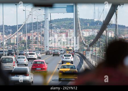 ISTANBUL - JUL 3: Vista dall'auto sul Ponte Ataturk (Ponte sul Bosforo) il 3 luglio 2012 a Istanbul, Turchia. Ataturk Bridge è un primo ponte sospeso Foto Stock
