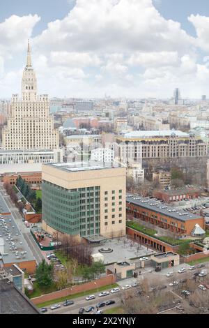 Grattacielo in piazza Kudrinskaya e nuova ambasciata americana a Mosca, Russia. Foto Stock