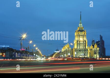 MOSCA - 14 NOVEMBRE: Auto vicino Hotel Ukraine di notte, il 14 novembre 2012 a Mosca, Russia. Hotel Ukraine (Radisson Royal) - albergo a cinque stelle Foto Stock