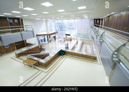 MOSCA - 18 AGOSTO: Sala vuota in MGIMO, il 18 agosto 2012 a Mosca, Russia. Istituto statale di relazioni internazionali di Mosca fondato il 14 ottobre 1 Foto Stock