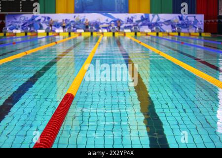 MOSCA - APR 22: Complesso sportivo olimpico, il 22 aprile 2012 a Mosca, Russia. Una piscina interna con molte corsie prima delle competizioni di nuoto Foto Stock