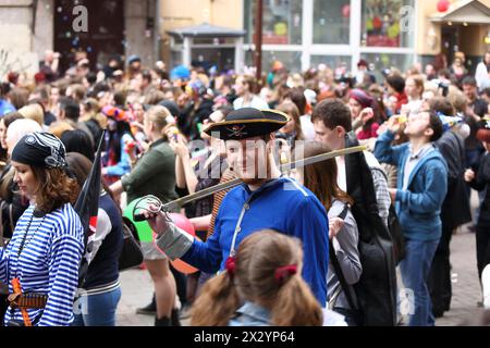 MOSCA - 22 APRILE: Un uomo in costume da carnevale partecipa alla processione al Festival delle bolle di sapone primaverile, Dreamflash, il 22 aprile 2012 a Mos Foto Stock