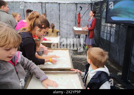 MOSCA - 18 AGOSTO: I bambini partecipano a una master-class di animazione sulla sabbia dal centro creativo 7bioz al festival Bright People nel Gorky Park, il giorno di agosto Foto Stock