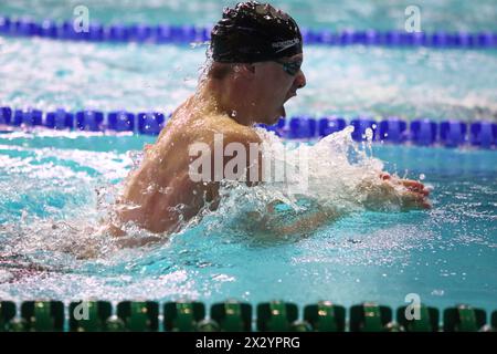 MOSCA - APR 20: Vista lato dell'uomo nuota seno in una piscina al Campionato della Russia sul nuoto nel complesso sportivo olimpico, il mese di aprile Foto Stock