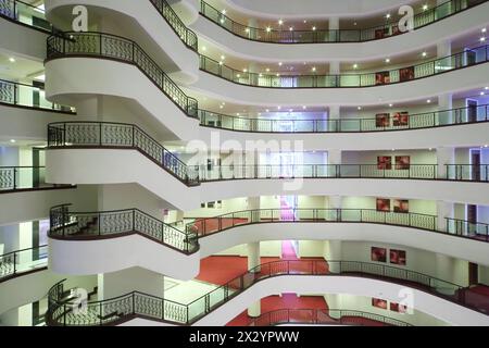 ALANYA - 5 LUGLIO: Scala a chiocciola e balconi all'interno dell'hotel Goldcity, il 5 luglio 2012 ad Alanya, Turchia. L'edificio principale dell'hotel GoldCity e' a 16 piani Foto Stock