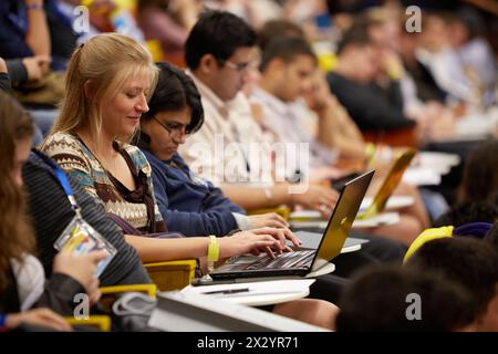 MOSCA - 20 agosto: Giovane ragazza partecipante del Global Youth to Business Forum lavora su laptop nella sala congressi della Scuola di Management di Mosca a Skolkovo Foto Stock