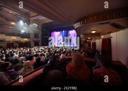 MOSCA - 23 APRILE: Udienza attenta al Ball Crystal Turandot, dedicato all'anniversario di Svetlana Nemolyaeva al Teatro Vakhtangov il 23 aprile 201 Foto Stock