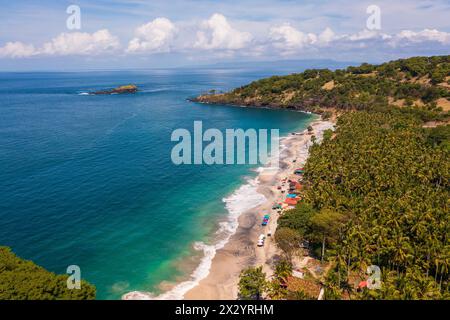 Bali, Indonesia: Vista aerea della spettacolare spiaggia Virgin vicino ad Amlapura e Candidasa nella regione orientale di Bali Karangasem Foto Stock