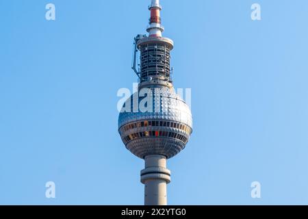 Vista ravvicinata della torre della televisione berlinese che mostra la sua piattaforma di osservazione sferica contro un cielo limpido. Berlino, Germania Foto Stock