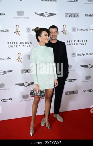 Verona Pooth und Sohn San Diego Pooth bei der Verleihung des Felix Burda Award 2024 all'Hotel Adlon Kempinski. Berlino, 21.04.2024 Foto Stock