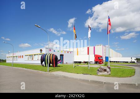 MOSCA - 5 GIUGNO: Fabbrica di Caparol a Malino il 5 giugno 2012 a Mosca, Russia. Caparol è un'azienda le cui filiali forniscono la consegna dei prodotti Foto Stock