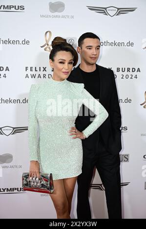 Verona Pooth und Sohn San Diego Pooth bei der Verleihung des Felix Burda Award 2024 all'Hotel Adlon Kempinski. Berlino, 21.04.2024 Foto Stock