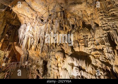 L'interno della grotta Dimcay con molte stalattiti Foto Stock