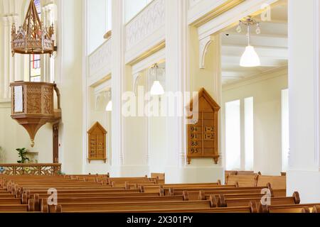 MOSCA - 11 APRILE: Panchine e pulpito nella cattedrale evangelica luterana dei Santi. Pietro e Paolo l'11 aprile 2012 a Mosca, Russia. Costruzione di EV Foto Stock