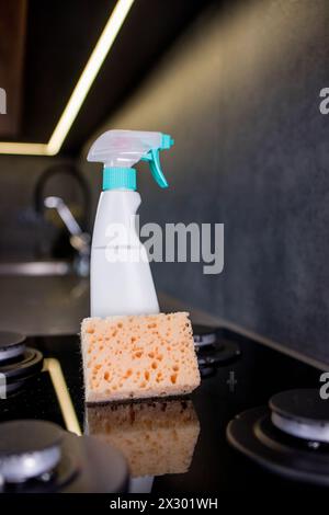 Spugna Orenge e strumenti per la cottura a gas in cucina. Foto Stock