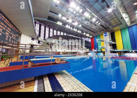 MOSCA - APR 13: Pool di SC Olympic il giorno della terza fase delle World Series of FINA Diving, 13 aprile 2012, Mosca, Russia. Settore di salto della piscina Foto Stock