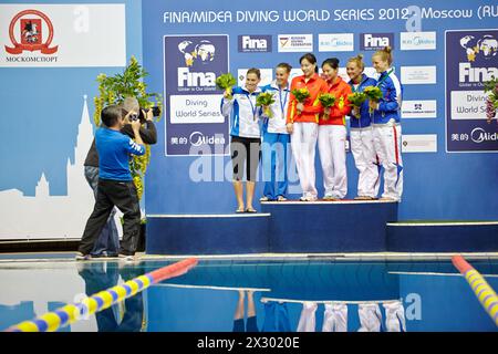 MOSCA - APR 13: Le atlete-medagliere sono fotografate sul podio della vittoria al Pool of SC Olympic nella giornata della terza fase delle World Series della FINA Foto Stock