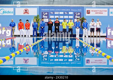 MOSCA - APR 13: Gli atleti si avvicinano al podio della vittoria prima di aggiudicarsi al Pool of SC Olympic il giorno della terza fase della World Series of FINA Diving, Foto Stock