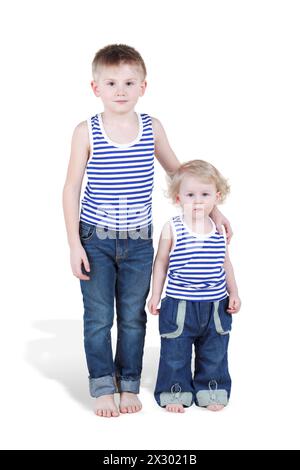 Due fratelli ragazzi in canottiere a righe e jeans Foto Stock