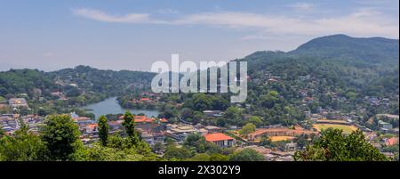 Vista panoramica aerea di Kandy, Sri Lanka dal punto panoramico Arthur's Seat Foto Stock