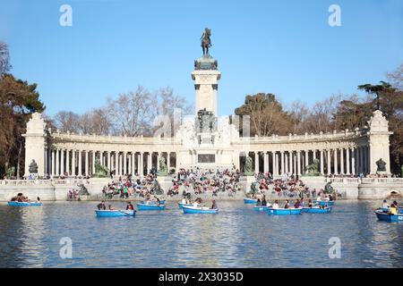 MADRID - 11 MARZO: Barca turistica vicino al monumento ad Alfonso XII presso il laghetto nel Parco del Retiro l'11 marzo 2012 a Madrid, Spagna. Spagna nel marzo 2012, ricevuto Foto Stock