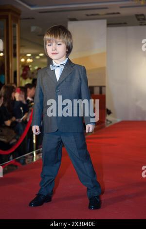 Il ragazzo sulla passerella a una sfilata di moda in un negozio per bambini Foto Stock