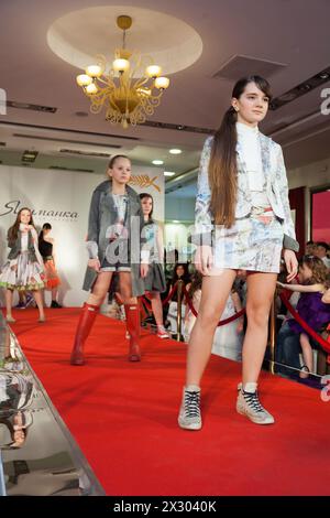 MOSCA - Mar 18: Le diverse ragazze in passerella in una sfilata di moda in un negozio per bambini Jakimanka il 18 marzo 2012 a Mosca, Russia. Foto Stock