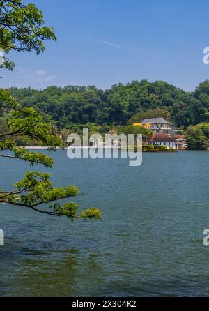 Vista panoramica del lago Kandy al centro di Kandy, Sri Lanka Foto Stock