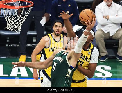 Milwaukee, Stati Uniti. 23 aprile 2024. Il centro dei Milwaukee Bucks, Brook Lopez (C), guida fino al basket durante la partita di playoff del primo turno NBA tra Milwaukee Bucks e Indiana Pacers a Milwaukee, Stati Uniti, 23 aprile 2024. Crediti: Joel Lerner/Xinhua/Alamy Live News Foto Stock