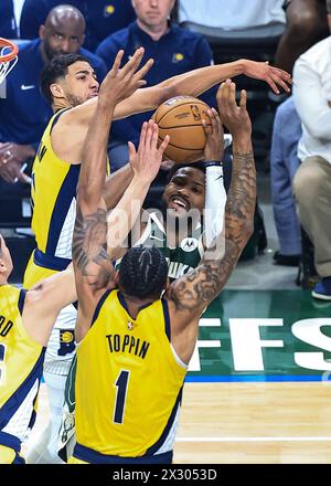 Milwaukee, Stati Uniti. 23 aprile 2024. La guardia dei Milwaukee Bucks, Malik Beasley (R), spara al pallone durante la partita di playoff del primo turno NBA tra i Milwaukee Bucks e gli Indiana Pacers a Milwaukee, negli Stati Uniti, 23 aprile 2024. Crediti: Joel Lerner/Xinhua/Alamy Live News Foto Stock