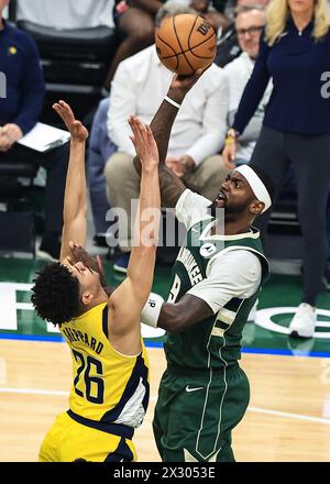 Milwaukee, Stati Uniti. 23 aprile 2024. L'attaccante dei Milwaukee Bucks Bobby Portis (R) spara la palla durante la partita di playoff del primo turno NBA tra Milwaukee Bucks e Indiana Pacers a Milwaukee, negli Stati Uniti, il 23 aprile 2024. Crediti: Joel Lerner/Xinhua/Alamy Live News Foto Stock