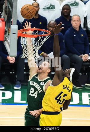 Milwaukee, Stati Uniti. 23 aprile 2024. La guardia dei Milwaukee Bucks, Pat Connaughton (L), guida fino al cesto durante la partita di playoff del primo turno NBA tra i Milwaukee Bucks e gli Indiana Pacers a Milwaukee, negli Stati Uniti, 23 aprile 2024. Crediti: Joel Lerner/Xinhua/Alamy Live News Foto Stock