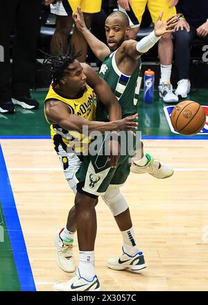 Milwaukee, Stati Uniti. 23 aprile 2024. L'attaccante degli Indiana Pacers Aaron Nesmith (L) passa la palla durante la partita di playoff del primo turno NBA tra Milwaukee Bucks e Indiana Pacers a Milwaukee, Stati Uniti, 23 aprile 2024. Crediti: Joel Lerner/Xinhua/Alamy Live News Foto Stock