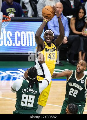 Milwaukee, Stati Uniti. 23 aprile 2024. L'attaccante degli Indiana Pacers Pascal Siakam (top) spara la palla durante la partita di playoff del primo turno NBA tra Milwaukee Bucks e Indiana Pacers a Milwaukee, Stati Uniti, 23 aprile 2024. Crediti: Joel Lerner/Xinhua/Alamy Live News Foto Stock