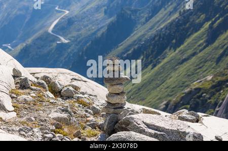 Touristen haben Figuren aus Steinen am Rhonegeltscher zurückgelassen. (Obergoms, Schweiz, 15.07.2022) Foto Stock