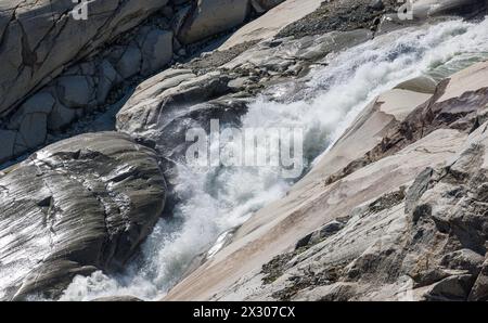 Die Rhone inizia an der quelle turbulent und in brusca abfallendem Gelände. La guerra Einst muore Die Gletscherzunge. Der nahe Rhonegletscher bildet sich sei Foto Stock