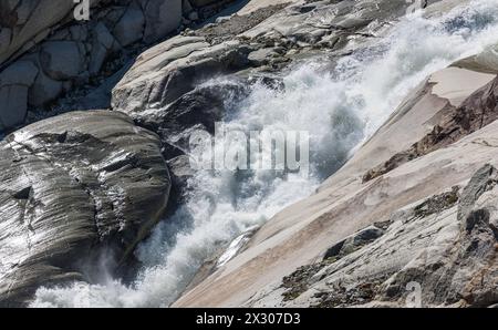 Die Rhone inizia an der quelle turbulent und in brusca abfallendem Gelände. La guerra Einst muore Die Gletscherzunge. Der nahe Rhonegletscher bildet sich sei Foto Stock