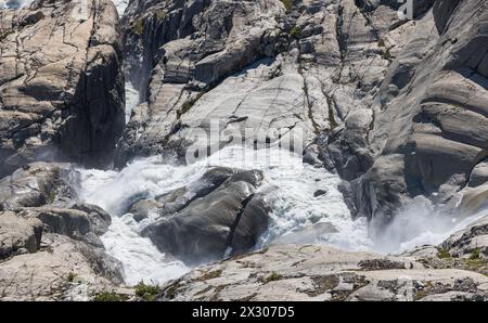 Die Rhone inizia an der quelle turbulent und in brusca abfallendem Gelände. La guerra Einst muore Die Gletscherzunge. Der nahe Rhonegletscher bildet sich sei Foto Stock