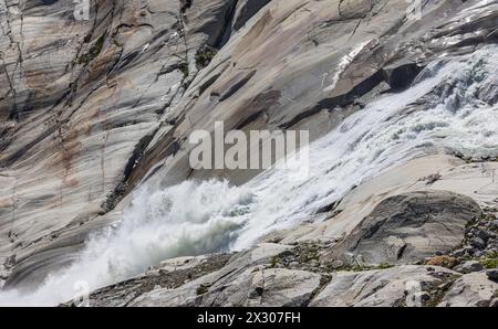 Die Rhone inizia an der quelle turbulent und in brusca abfallendem Gelände. La guerra Einst muore Die Gletscherzunge. Der nahe Rhonegletscher bildet sich sei Foto Stock