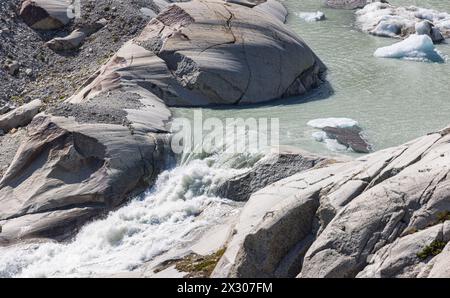 Die Rhone inizia an der quelle turbulent und in brusca abfallendem Gelände. La guerra Einst muore Die Gletscherzunge. Der nahe Rhonegletscher bildet sich sei Foto Stock