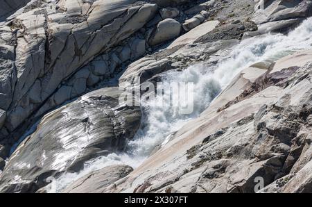 Die Rhone inizia an der quelle turbulent und in brusca abfallendem Gelände. La guerra Einst muore Die Gletscherzunge. Der nahe Rhonegletscher bildet sich sei Foto Stock