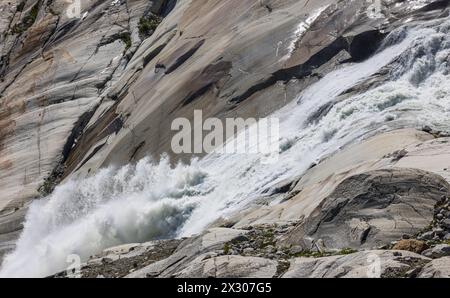 Die Rhone inizia an der quelle turbulent und in brusca abfallendem Gelände. La guerra Einst muore Die Gletscherzunge. Der nahe Rhonegletscher bildet sich sei Foto Stock