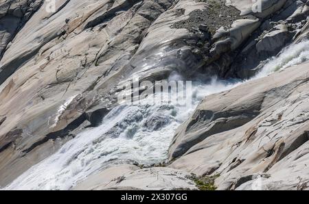 Die Rhone inizia an der quelle turbulent und in brusca abfallendem Gelände. La guerra Einst muore Die Gletscherzunge. Der nahe Rhonegletscher bildet sich sei Foto Stock