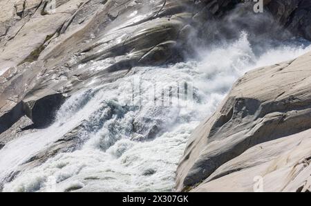 Die Rhone inizia an der quelle turbulent und in brusca abfallendem Gelände. La guerra Einst muore Die Gletscherzunge. Der nahe Rhonegletscher bildet sich sei Foto Stock