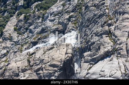 Die Rhone inizia an der quelle turbulent und in brusca abfallendem Gelände. La guerra Einst muore Die Gletscherzunge. Der nahe Rhonegletscher bildet sich sei Foto Stock