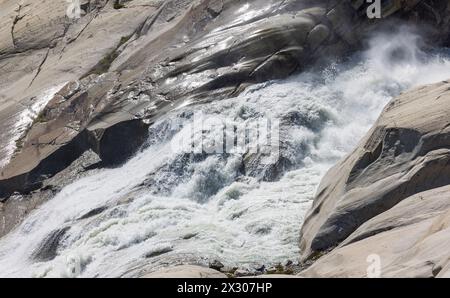 Die Rhone inizia an der quelle turbulent und in brusca abfallendem Gelände. La guerra Einst muore Die Gletscherzunge. Der nahe Rhonegletscher bildet sich sei Foto Stock