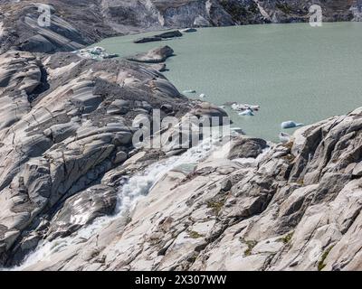 Die Rhone inizia an der quelle turbulent und in brusca abfallendem Gelände. La guerra Einst muore Die Gletscherzunge. Der nahe Rhonegletscher bildet sich sei Foto Stock