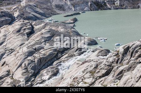 Die Rhone inizia an der quelle turbulent und in brusca abfallendem Gelände. La guerra Einst muore Die Gletscherzunge. Der nahe Rhonegletscher bildet sich sei Foto Stock